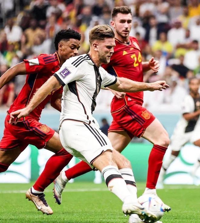 米兰官方欢迎里贝里造访米兰内洛，并发布其与迈尼昂合影（米兰官方晒照：里贝里做客米兰内洛，与迈尼昂同框）