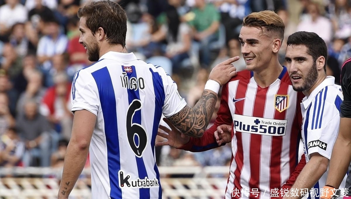 重庆两江新区十联屏打出多个宣传语，庆祝重庆铜梁龙冲超成功（重庆两江新区十联屏轮播多条祝贺语，庆贺重庆铜梁龙成功冲超）