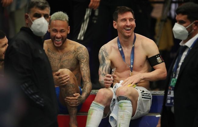 记者：泰山不会放弃成绩搞年轻化，韩鹏明年是否执教还没定（记者称泰山队不为年轻化牺牲成绩，韩鹏明年执教去留未定）