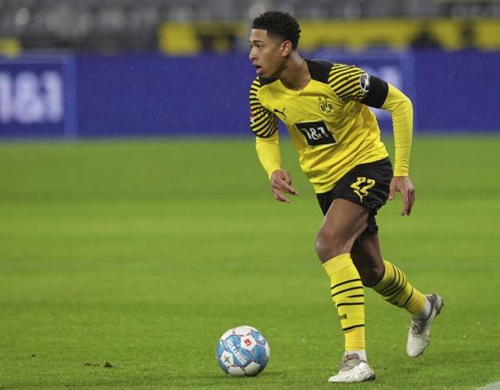 足球英超双红会爆发冲突，多人吃黄牌（英超双红会火药味十足，多人染黄）