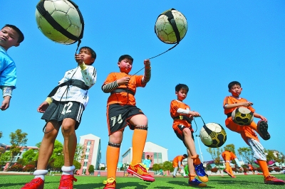 意甲三分制时代，斯帕莱蒂是第二位率队参加过三大德比的主帅（自意甲实行三分制以来，斯帕莱蒂成为第二位带队出战三大德比的主教练）