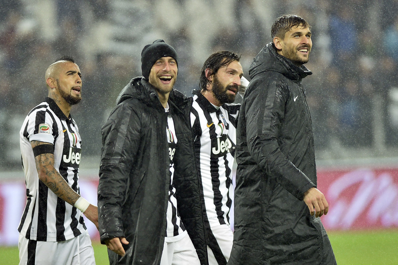 正随巴西在枪手基地训练，维尼修斯与多名阿森纳青训球员合影（随巴西队在阿森纳基地训练，维尼修斯与多名枪手青训球员合影）