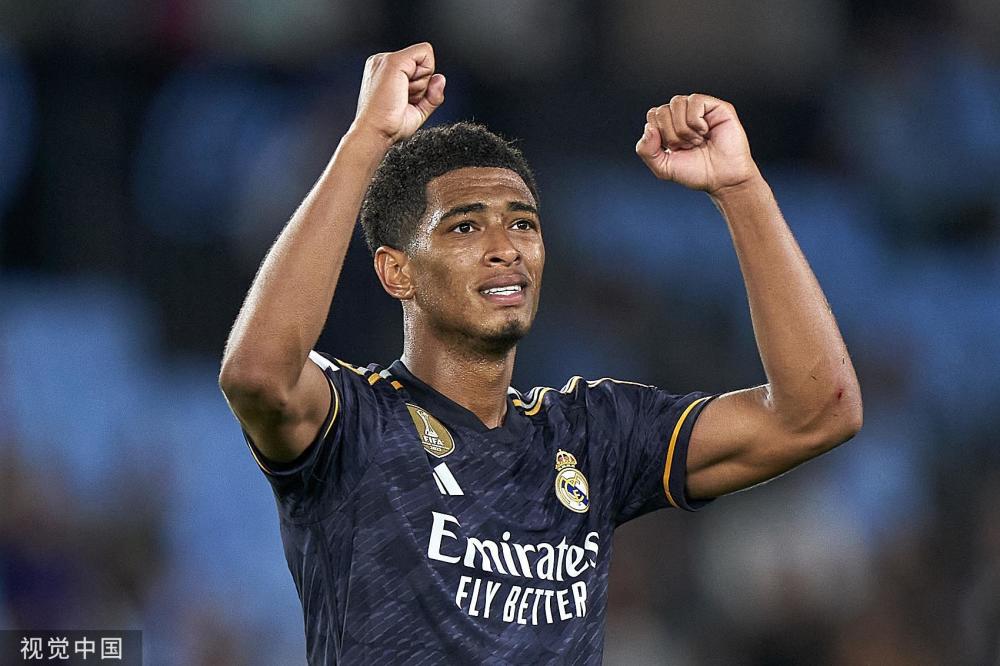 苏超冠军泰州队主教练莅临指导学校足球队员垫球运球技术！（苏超冠军泰州队主帅走进校园，亲授垫球与运球技巧）