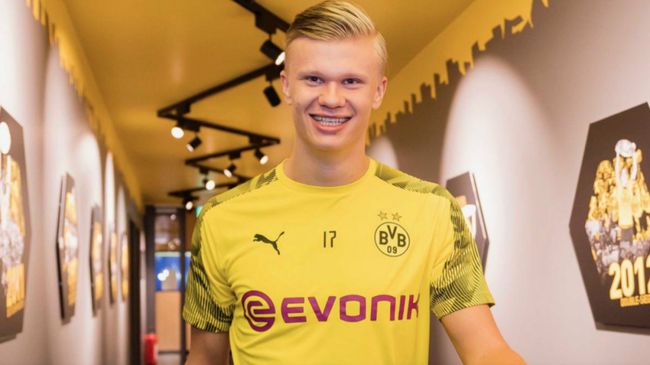 默特萨克、于大宝观战梅州U15vs浙江U15，并与小球员互动（默特萨克与于大宝现场观看梅州U15对浙江U15，并与小球员亲切互动）