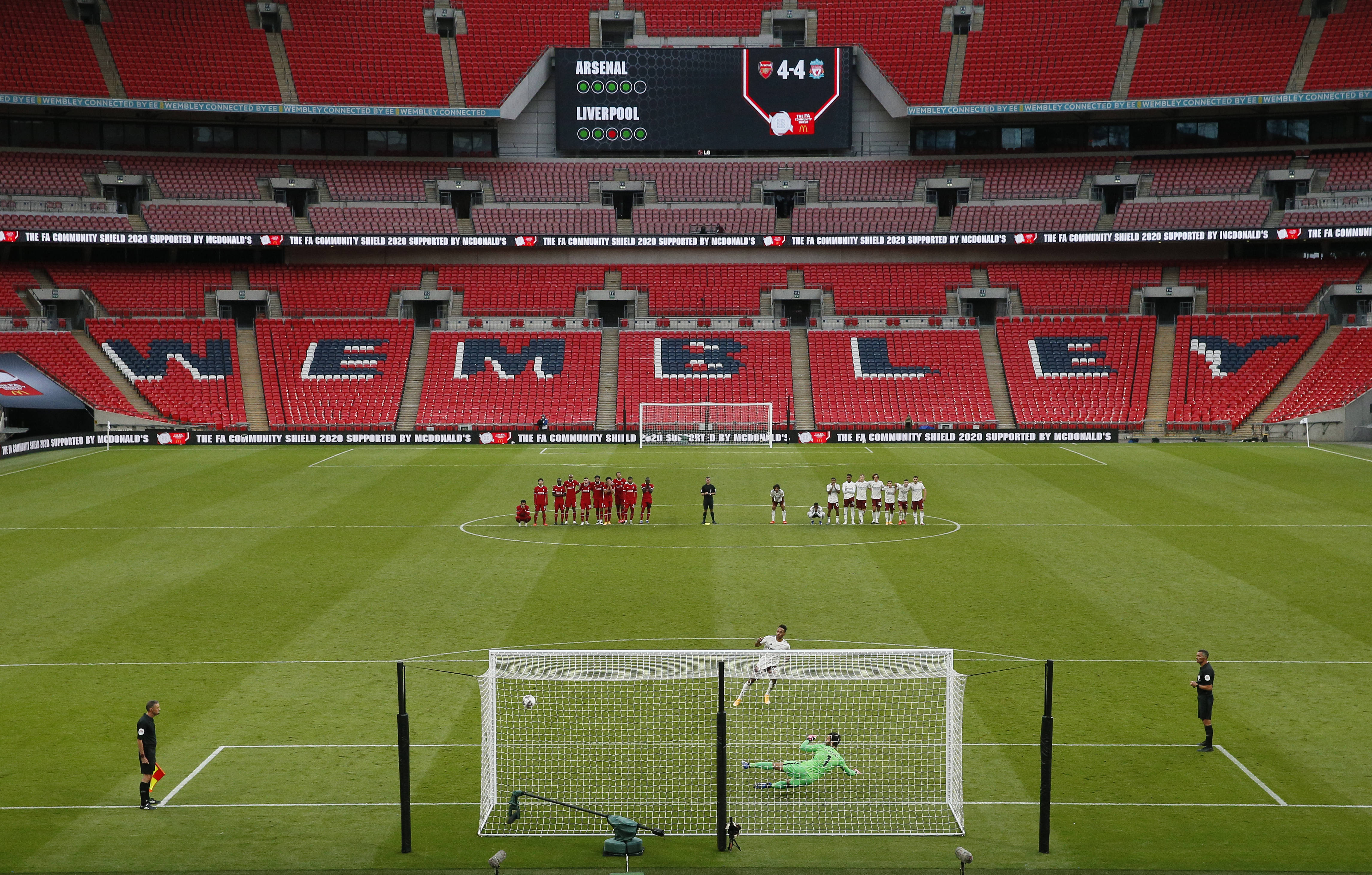 手腕骨折+肩部受伤，巴黎主席纳赛尔缠着绷带赴客场督战欧冠（手腕骨折肩部受创，巴黎主席纳赛尔打着绷带客赴欧冠督战）