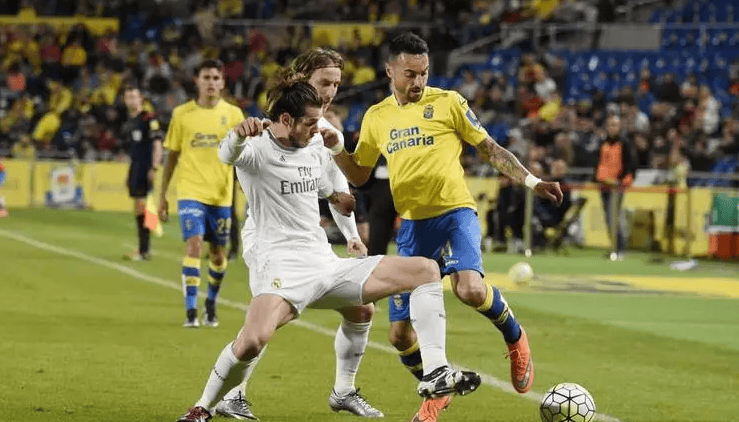 成绩斐然，加斯佩里尼被罗马球迷描绘成魔法师形象画在墙上（战绩辉煌，加斯佩里尼被罗马球迷以魔法师形象涂鸦上墙）